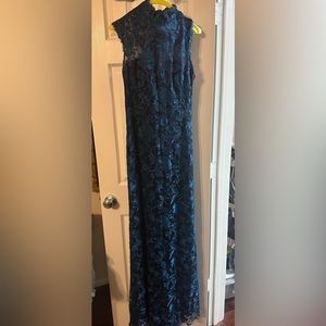 Tadashi Shoji full length Qara cap sleeved emb lace gown size 6